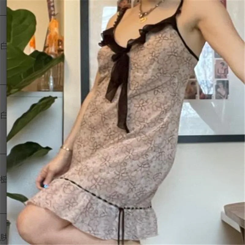 

Женское летнее платье на бретельках с V-образным вырезом, оборками и цветочным принтом