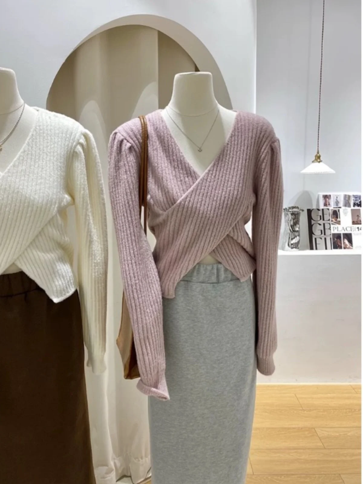 Свитер с перекрестным v-образным вырезом женский осенне-зимний короткий нежный