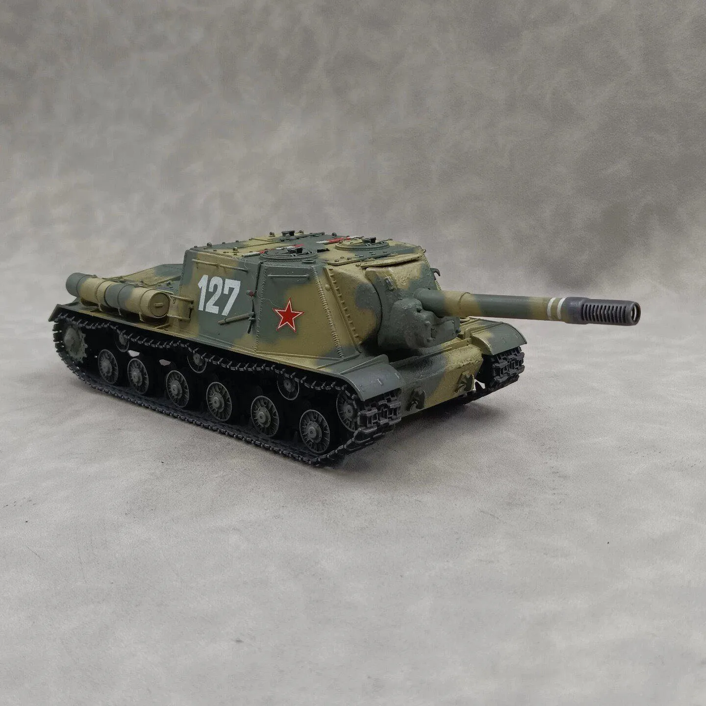 Фото Советский танк ИСУ-152 в масштабе 1/35, изготовленный и расписанный вручную, готовая статическая декоративная модель. №1