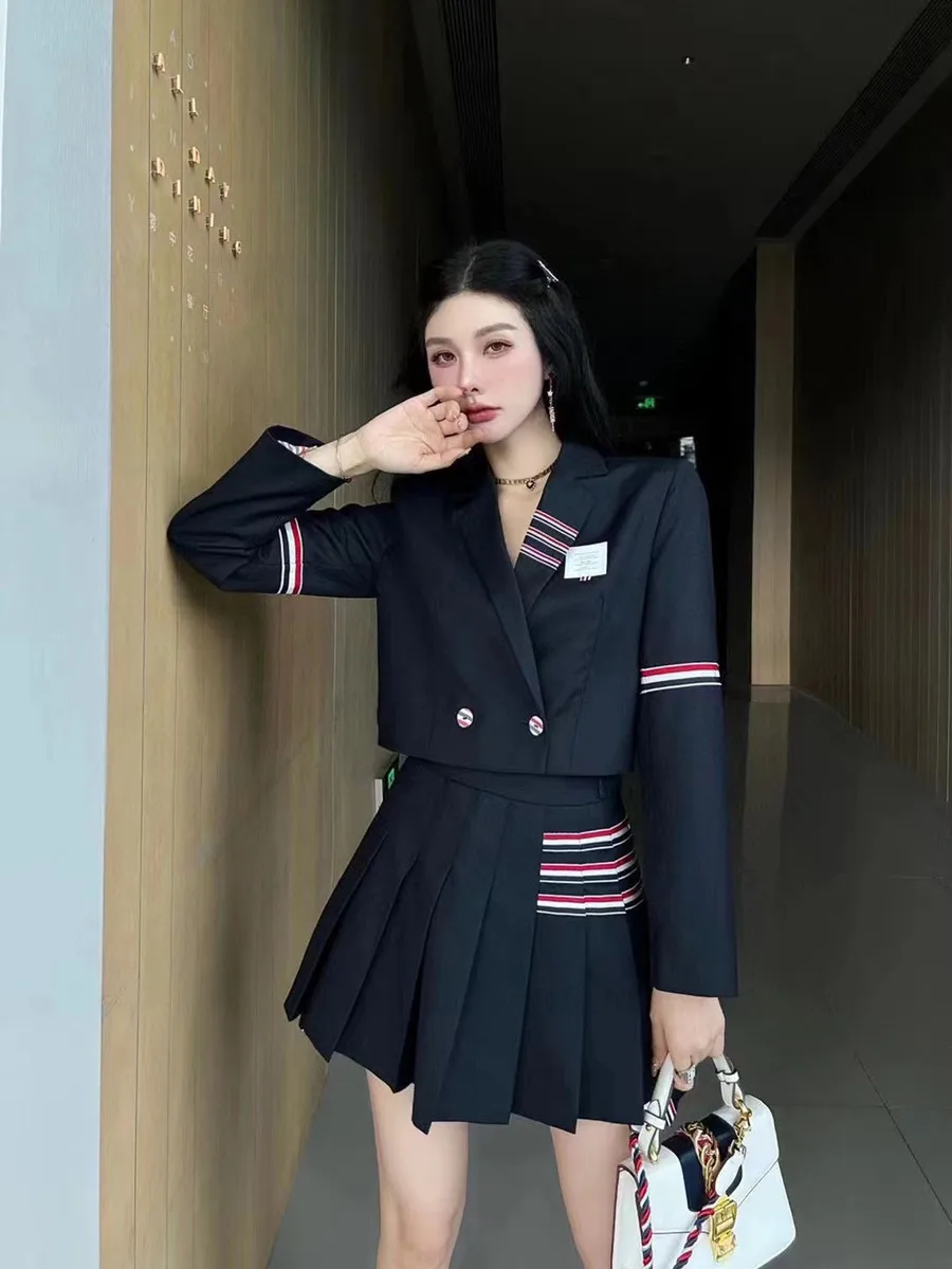 Рисунок 2 - Женский костюм с длинным рукавом и плиссировкой