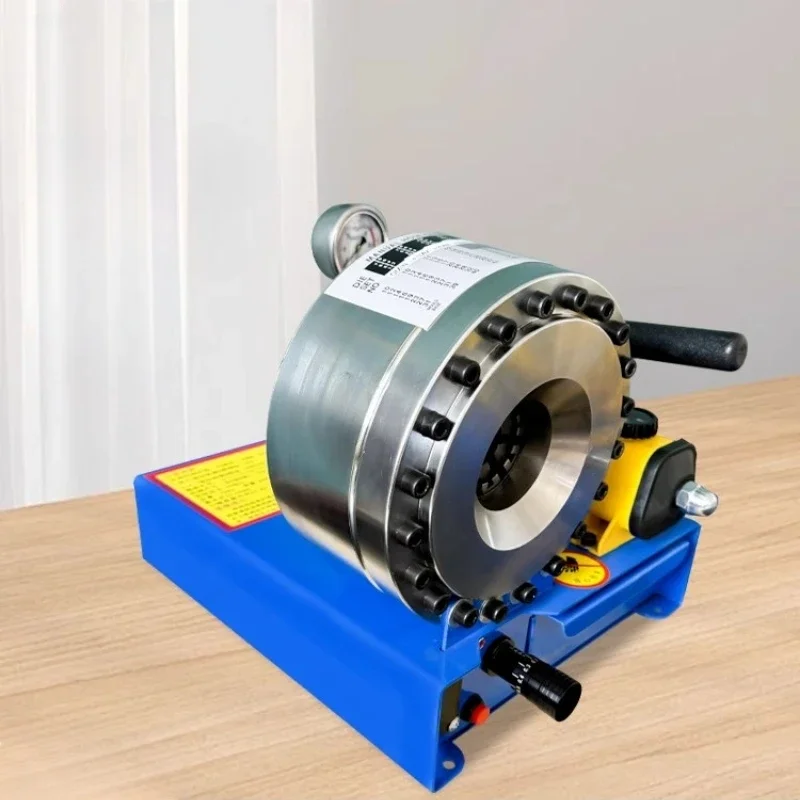 Портативный ручной пресс для сжатия жидкости. Небольшая бытовая масляная труба