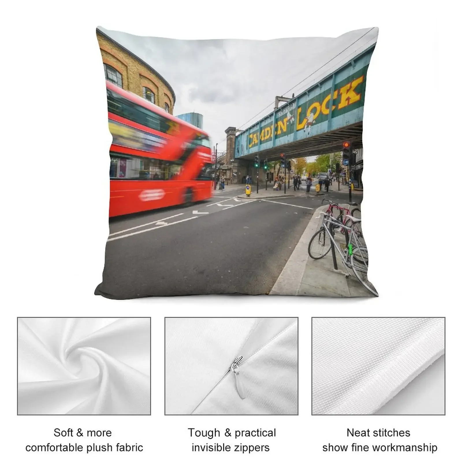 Красный Лондонский двухэтажный автобус перед мостом Camden Lock декоративная подушка