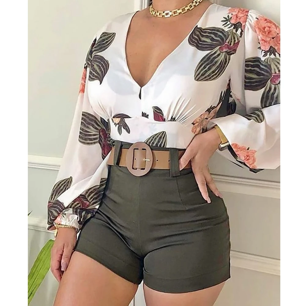 

Женская блузка с длинным рукавом и V-образным вырезом