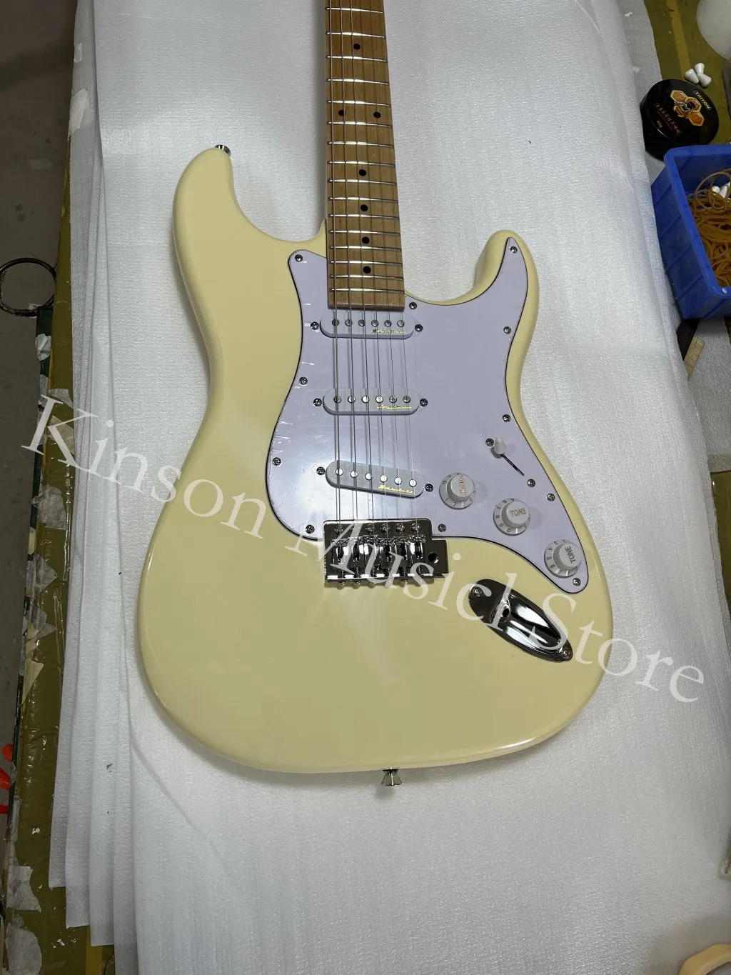 Кремово-желтая электрическая гитара Кленовая грифельная доска пикап SSS