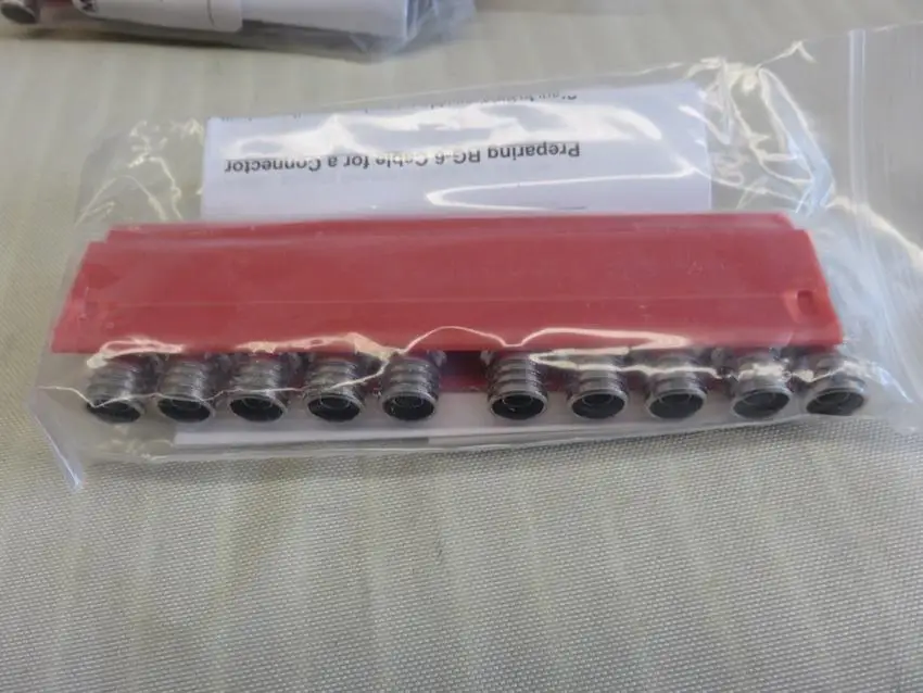 

NEW Schneider MA0329001 CNX FOR RG6/U CABLE PU=10 NIB