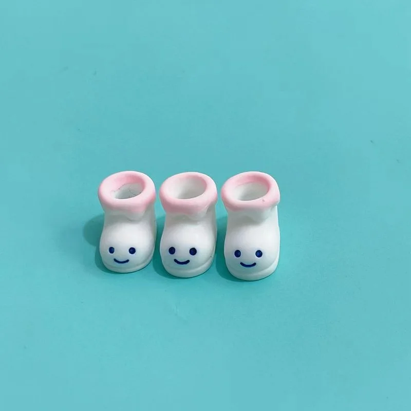 

Резиновые фигурки ботинок с улыбкой