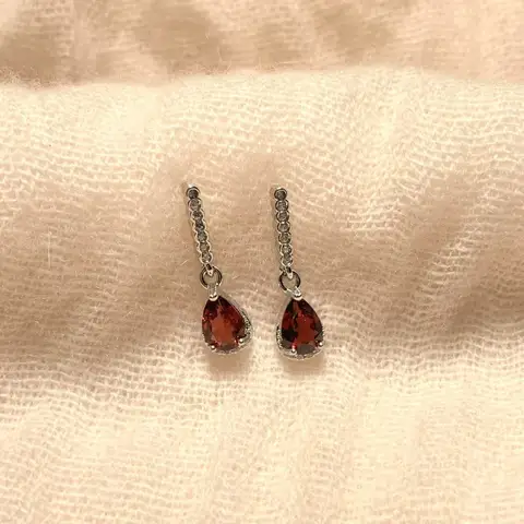 Серьги-гвоздики из серебра 925 с гранатом