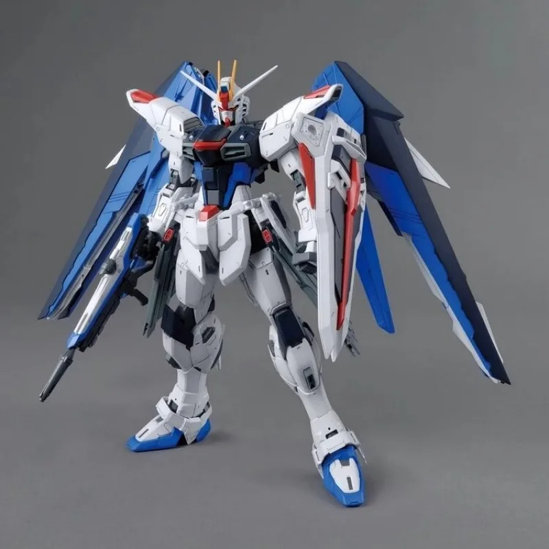 Фото 【В наличии】Конструктор Bandai MG Freedom Gundam Ver.2.0 1/100 ZGMF-X10A (пластиковая модель) №3