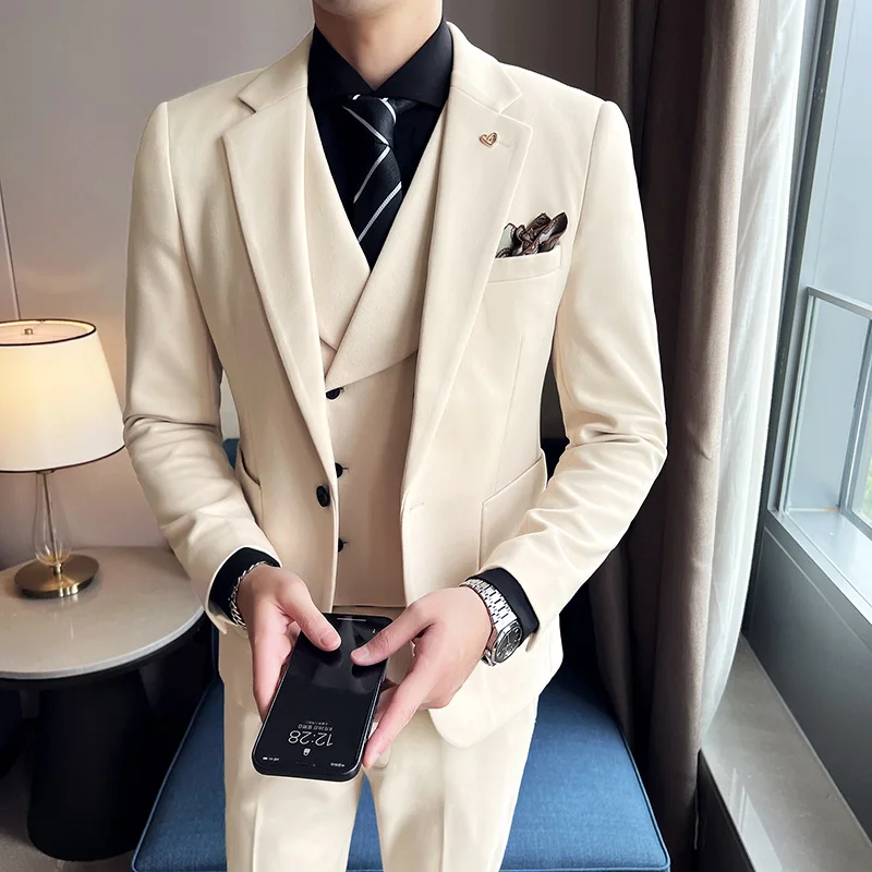 

New boutique senior sense of mud fabric (suit + vest + trousers) business solid colour suit mens British handsme suit three sets