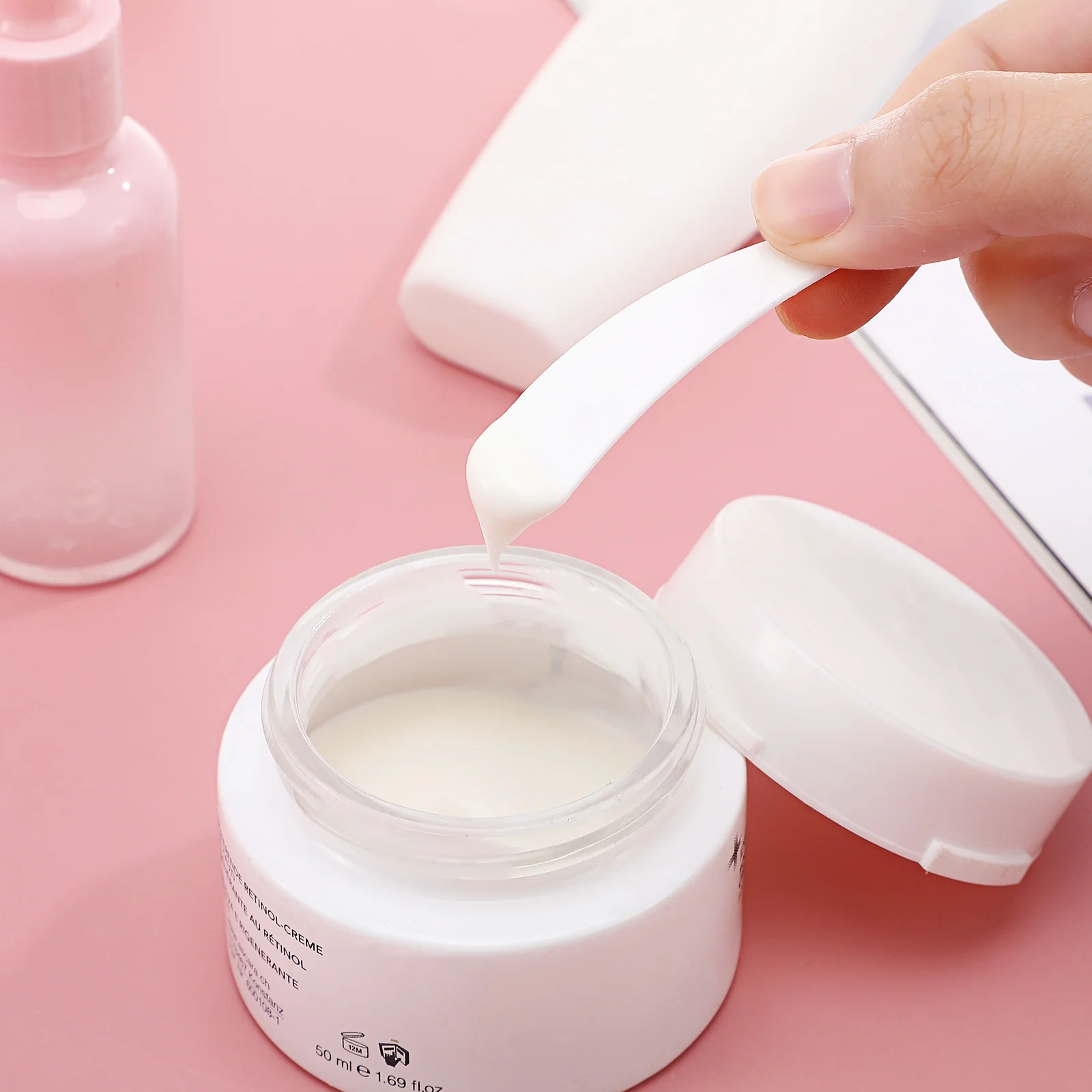 

50 Pcs Beauty Makeup Scoops Cream Spatulas Plastic Skincare Spoon Mask Tool