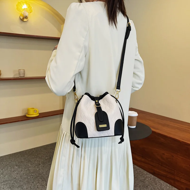 

Contrast color bucket bag (female 2022) new summer large capacity portable splicing Ling Ge bucket bag, simple and foreign style