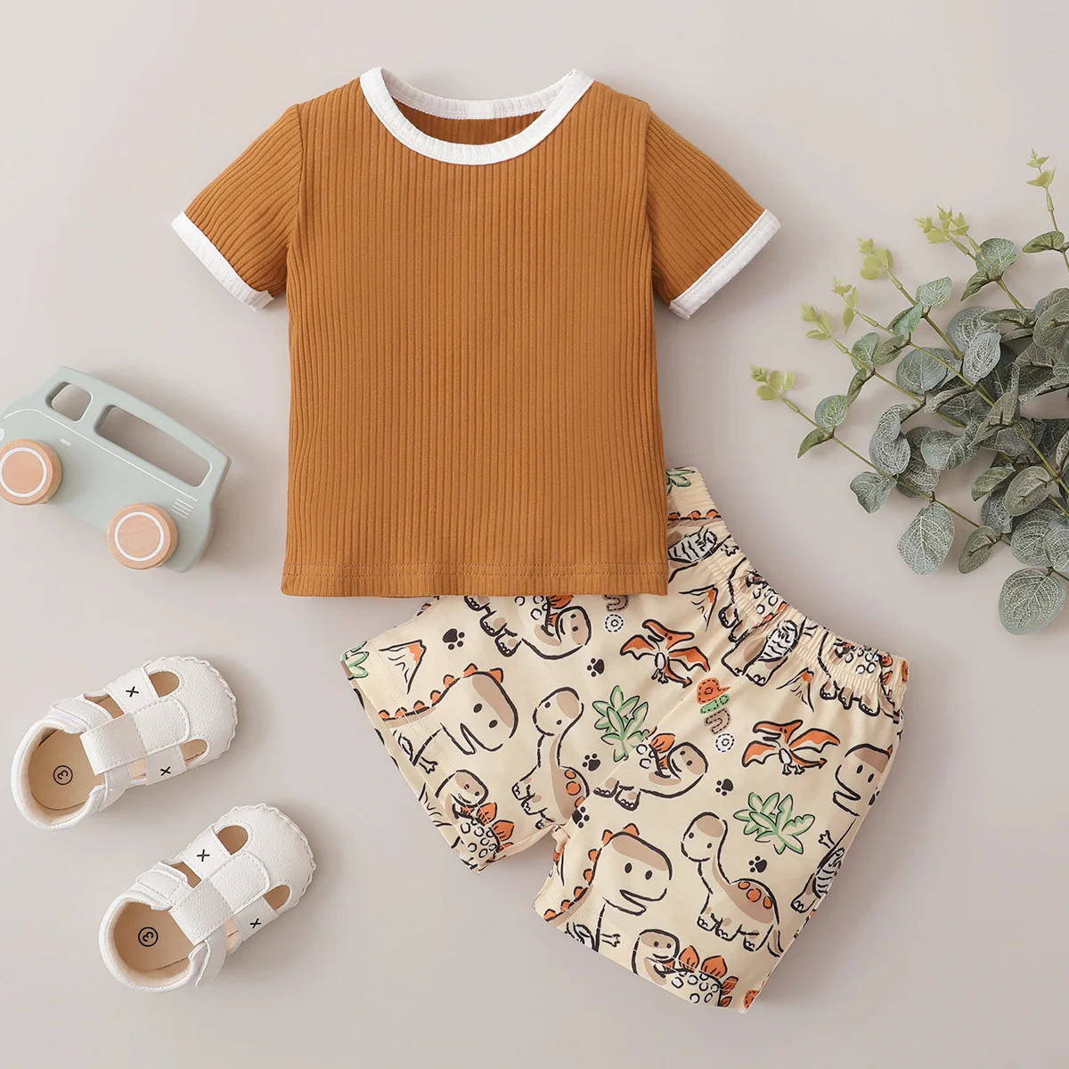 

Комплект из двух предметов для мальчиков 3-18 м, футболка в полоску с круглым вырезом и коротким рукавом + шорты с динозаврами