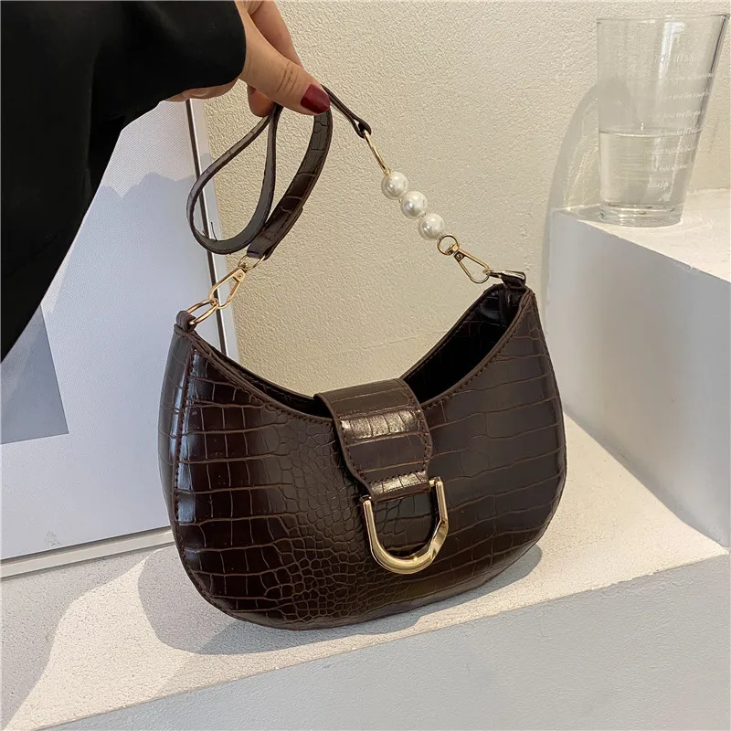 Классическая декоративная сумка через плечо с металлической пряжкой. Однотонный