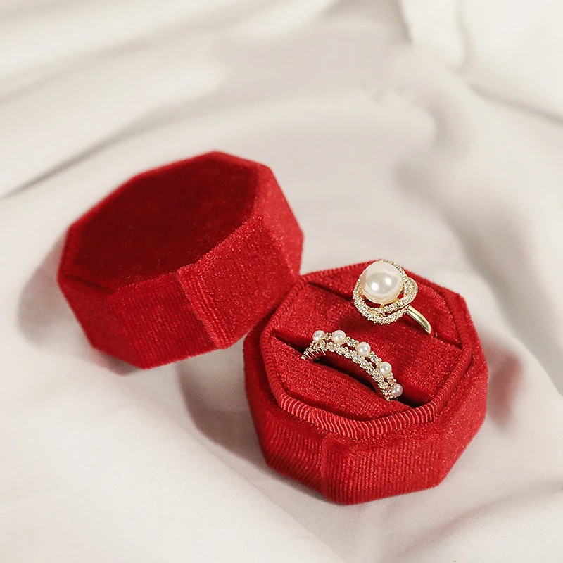 

Бархатный восьмиугольный футляр для кольца