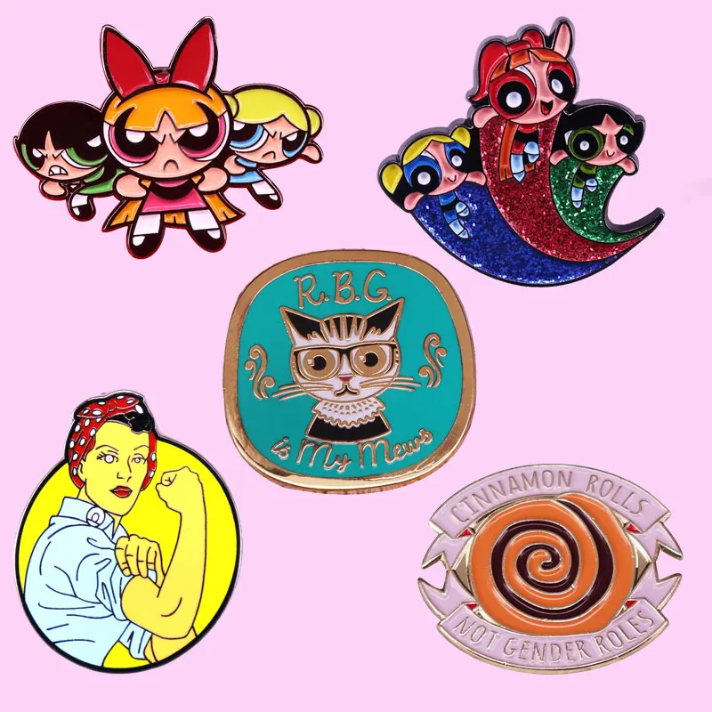 

Женская металлическая брошь с эмалью