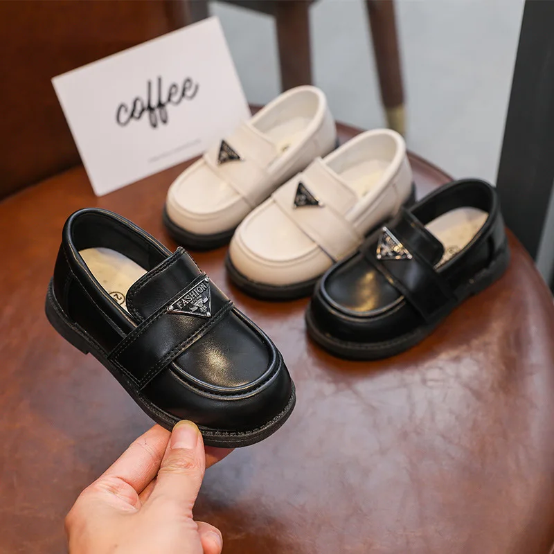 

Туфли кожаные для мальчиков, обувь для школьников и выступлений, без застежки, лоферы, английский стиль, черные бежевые, 2022