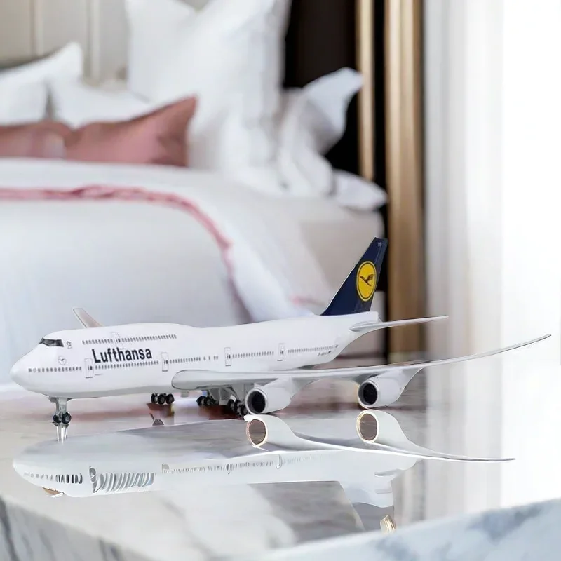 1/150 Airlines 747 Модель самолета B747 Люффханса Игрушечный светильник и шасси колеса