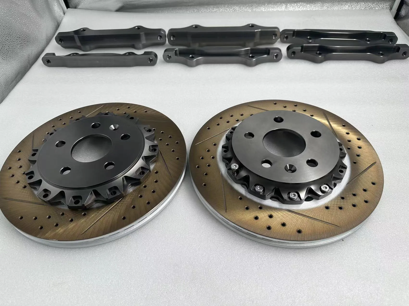 

Качественный тормозной раздельный диск 370x38 с рабочей поверхностью 75 мм, обработка с высоким содержанием углерода, без встрясок или деформаций, поддерживает настройку