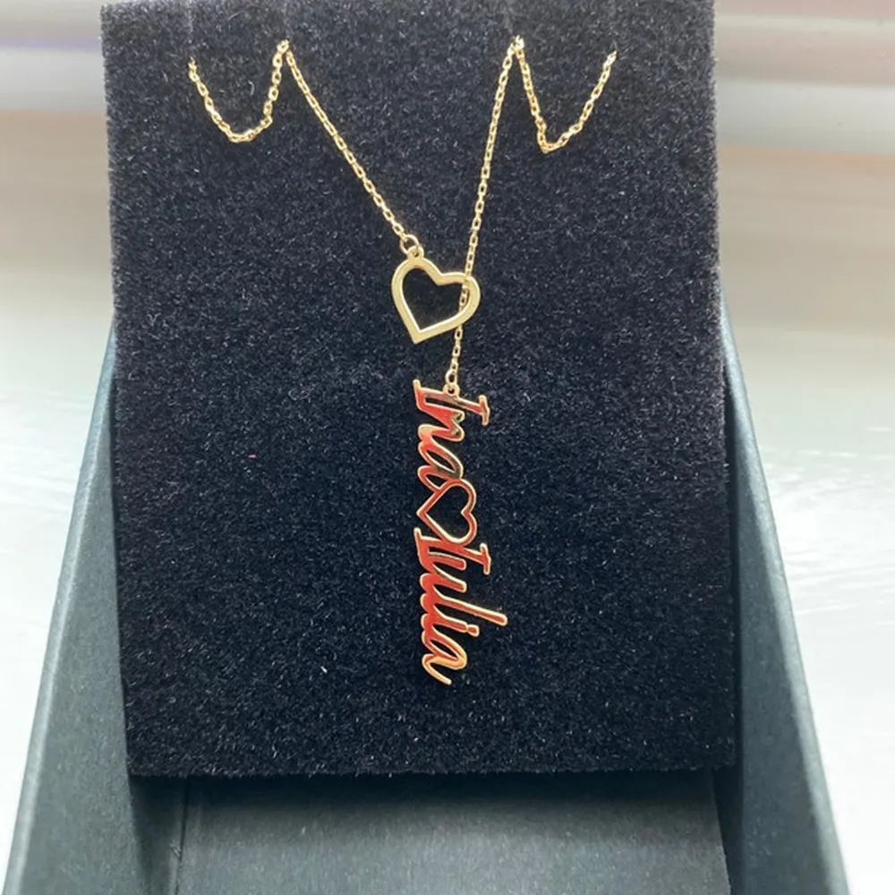 На русский язык это название товара переводится следующим образом: Персонализированные сердечные ожерелья с подвесками, из нержавеющей стали, с именами пары, с индивидуальными буквами, цепочка-чокер, подарок на годовщину.