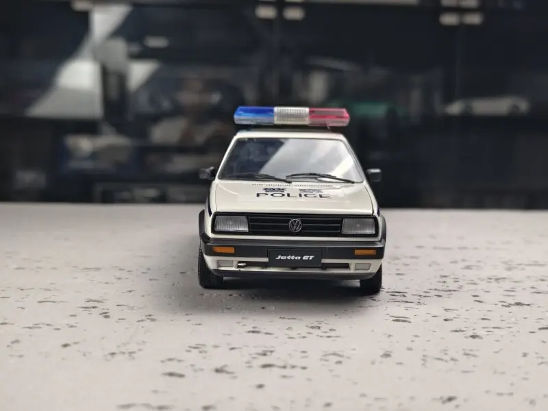 Фото Масштабная модель автомобиля VW Jetta Police 1:18 из литого металла с полностью открывающимися дверями №2
