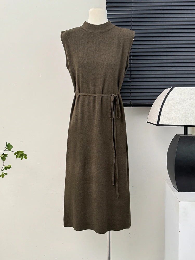 Женское трикотажное платье-водолазка с поясом