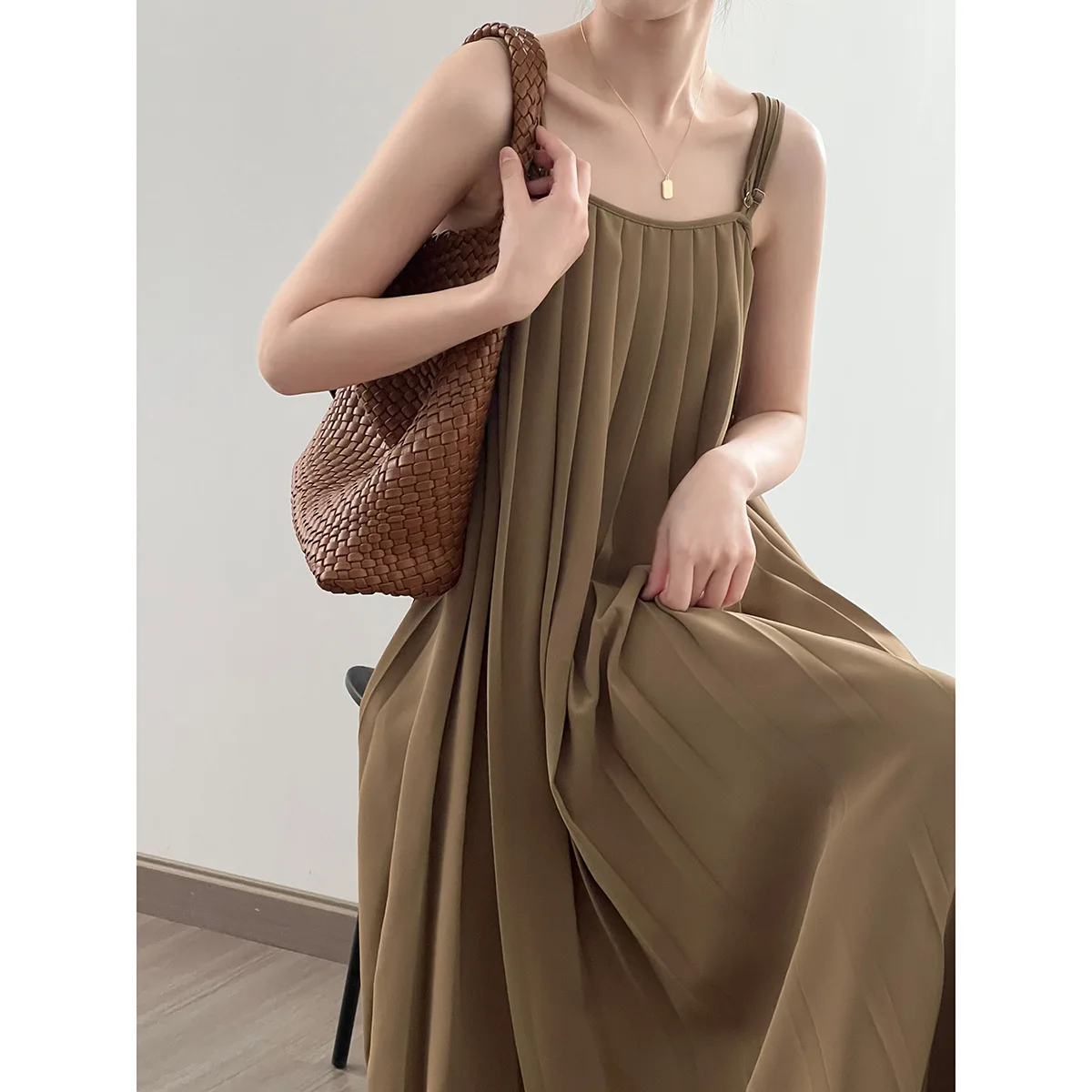 

French Sleeveless Suspender Dress for Women's 2023 Spring Summer Lazy Style Elegant Long Dresses Fashion Pleated Holiday Dresses