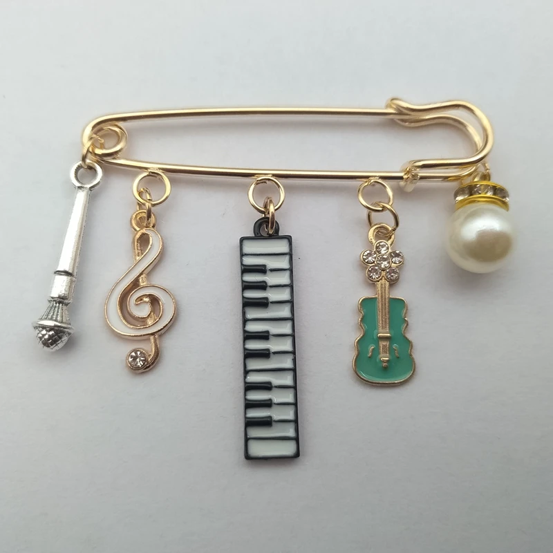 

2022Fashion collocation musical instrument guitar violin music microphone brooch pendant musical note pin jewelry music jewelry
