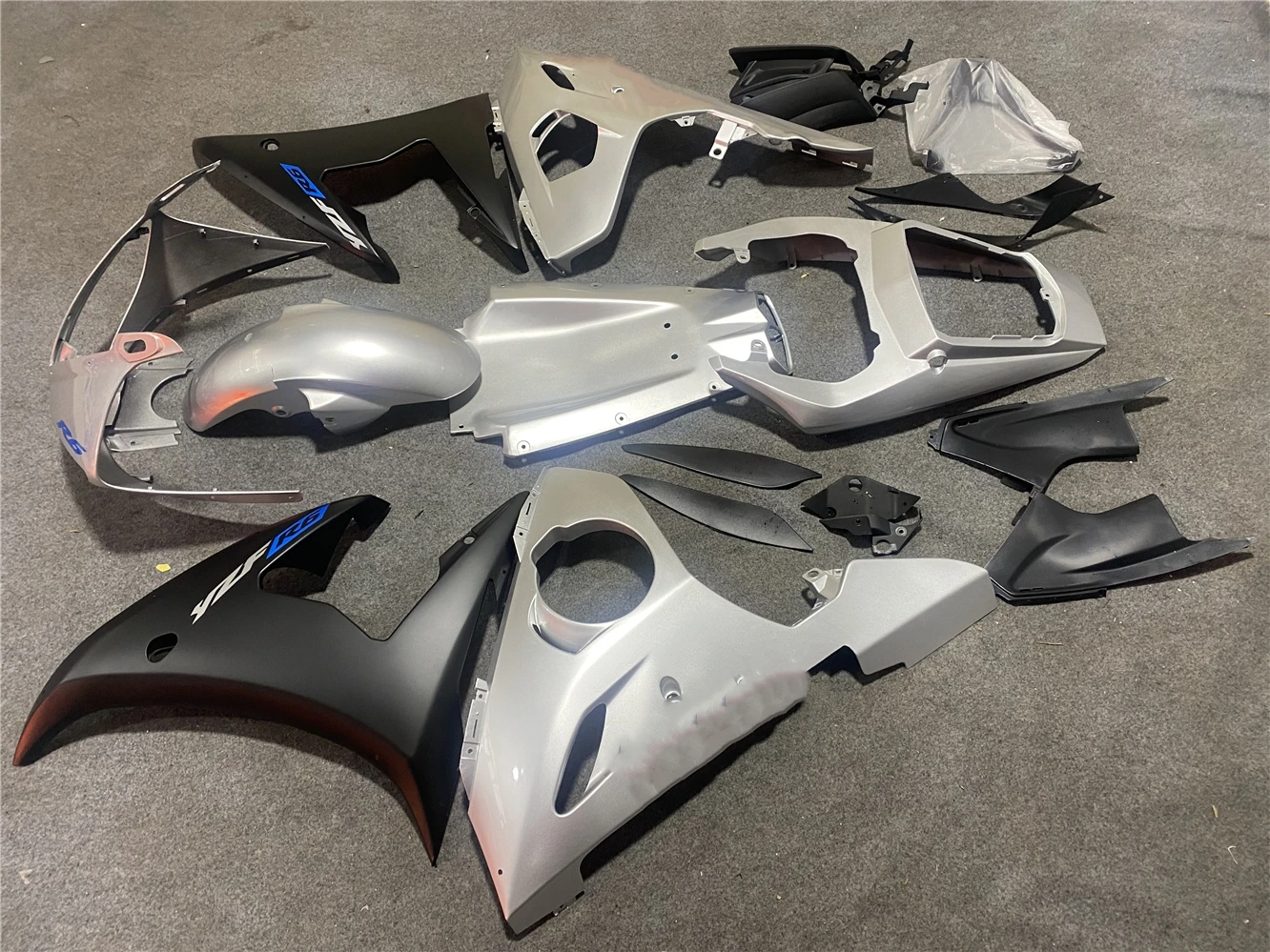Фото Комплект обтекателя мотоцикла подходит для Yamaha R6 03-05 YZF600 2003 2004 2005, обтекатель серебристо-черного цвета №2