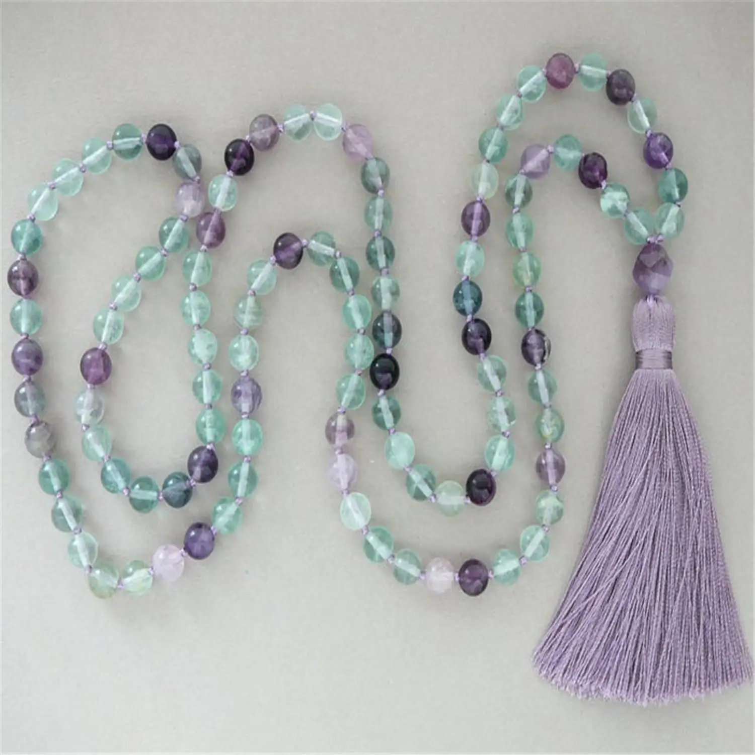 Ожерелье из флюорита и аметиста 8 мм 108 бусин