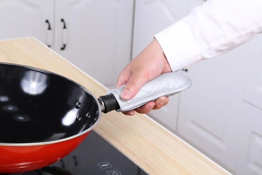 

1PC Cast Iron Skillet Handle Cover Black and Red Pot Handle Sleeve Pan Hot Handle Holders Kitchen Tool