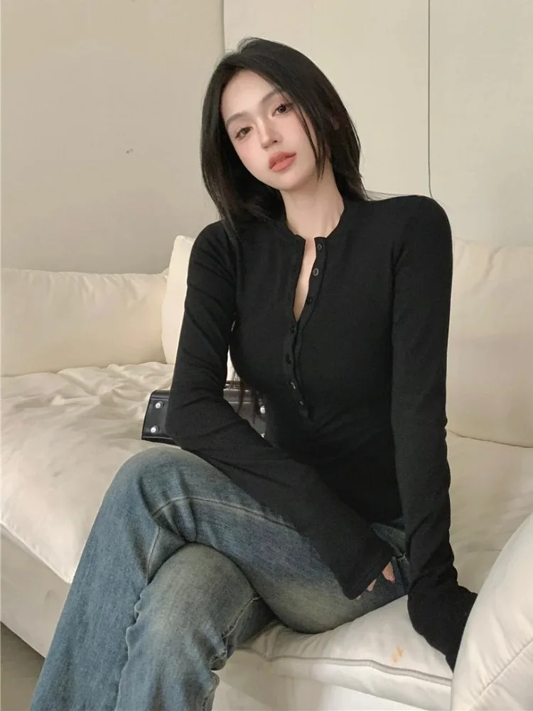 Женская футболка с длинным рукавом V-образным вырезом и пуговицами