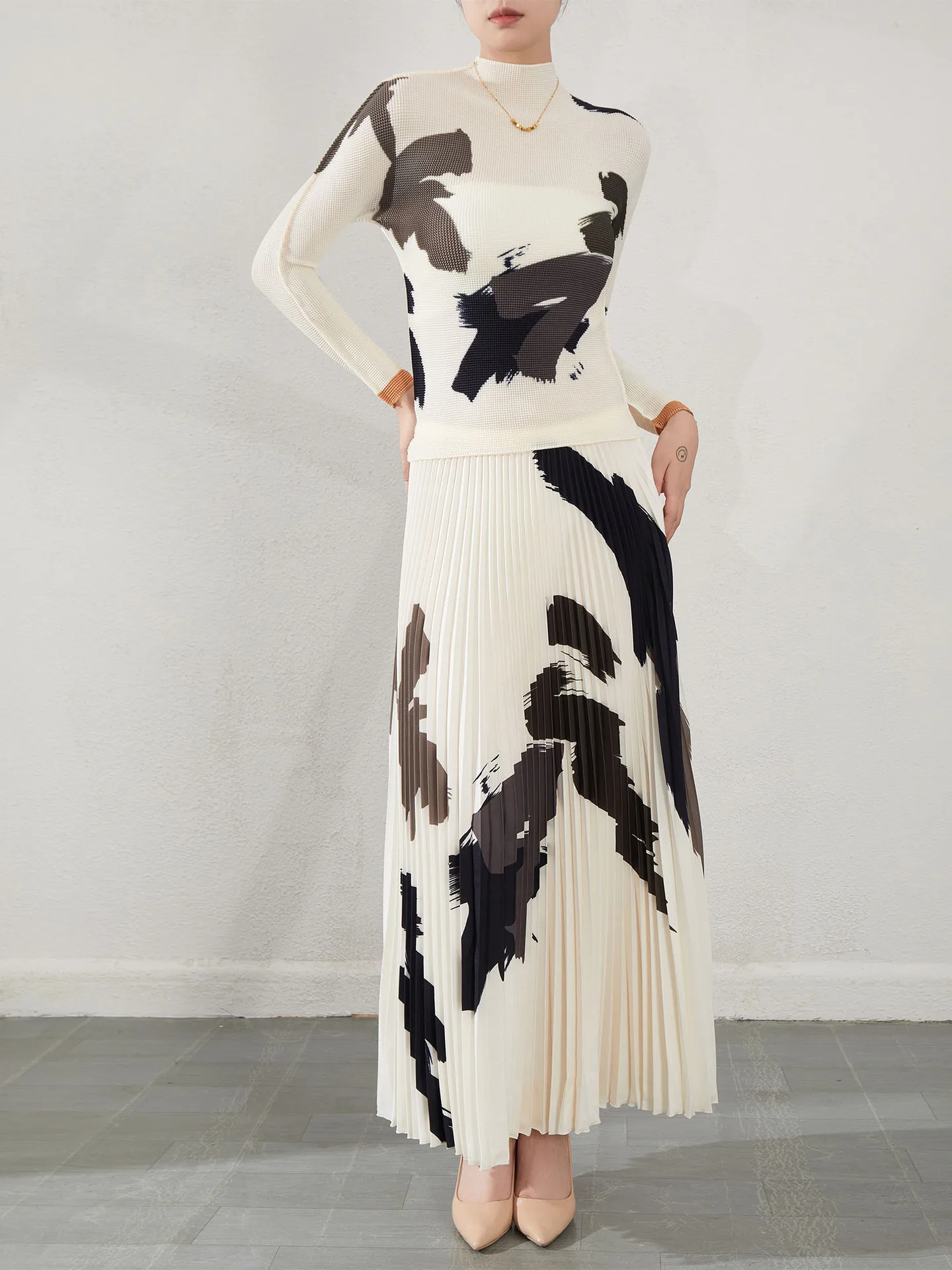 

Женский костюм из двух предметов, футболка с длинным рукавом и высоким воротником, облегающая юбка миаке с узором, 2023