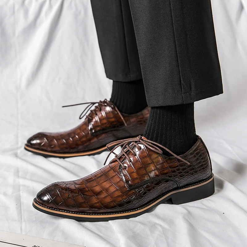 Quality Casual Shoes Men Carved Shoes 