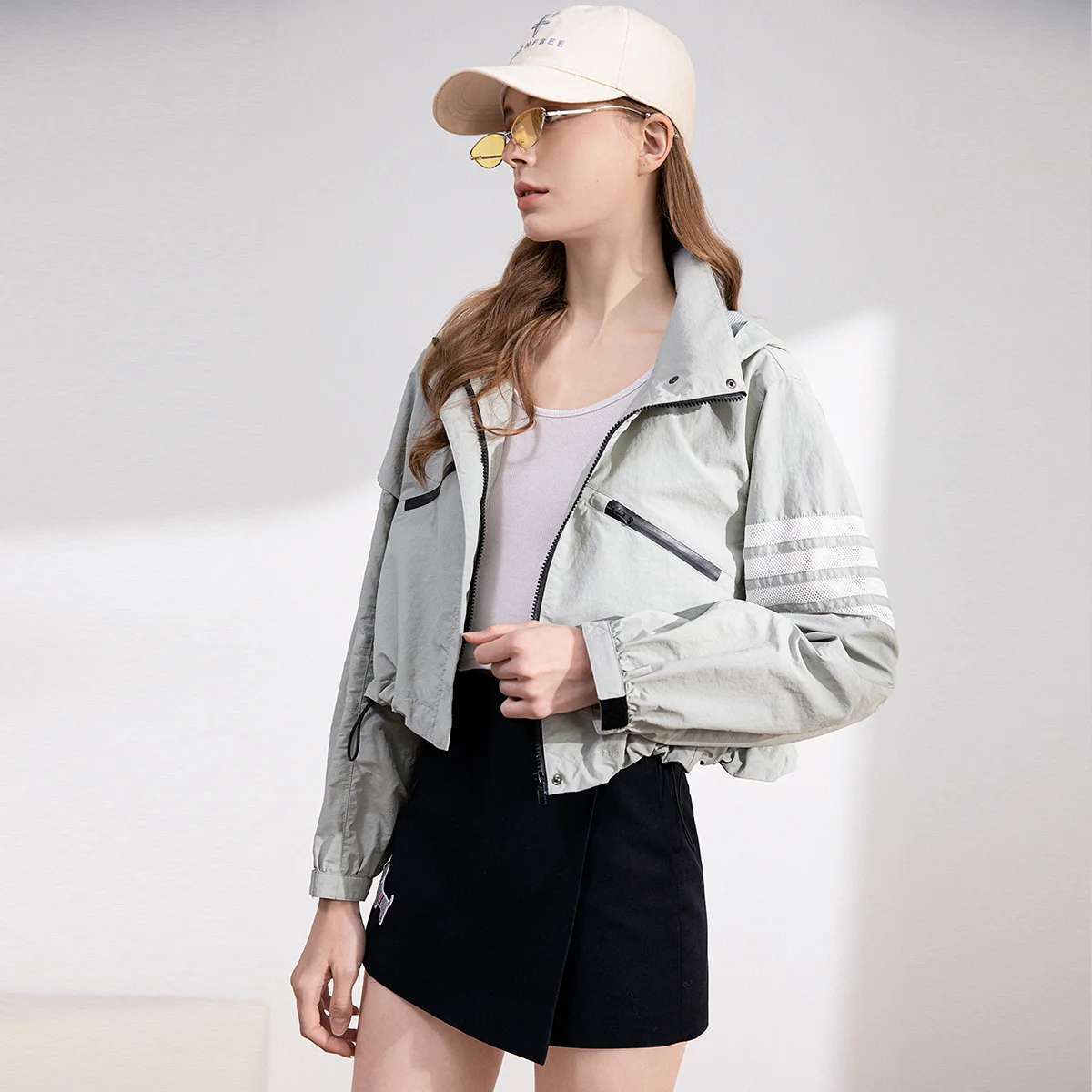 Женская демисезонная короткая куртка из искусственной кожи