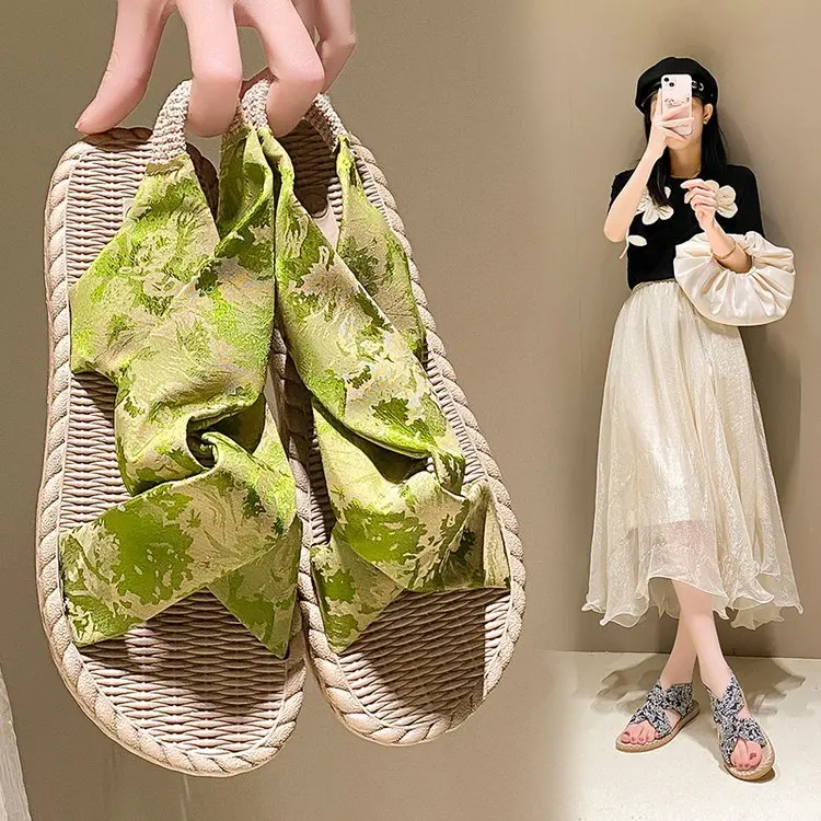 Босоножки через плечо с ремешками низкие шлепанцы из искусственной кожи