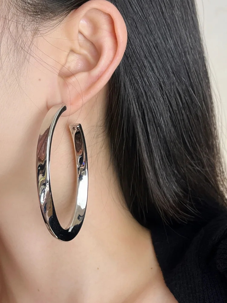 Большие металлические серьги-кольца