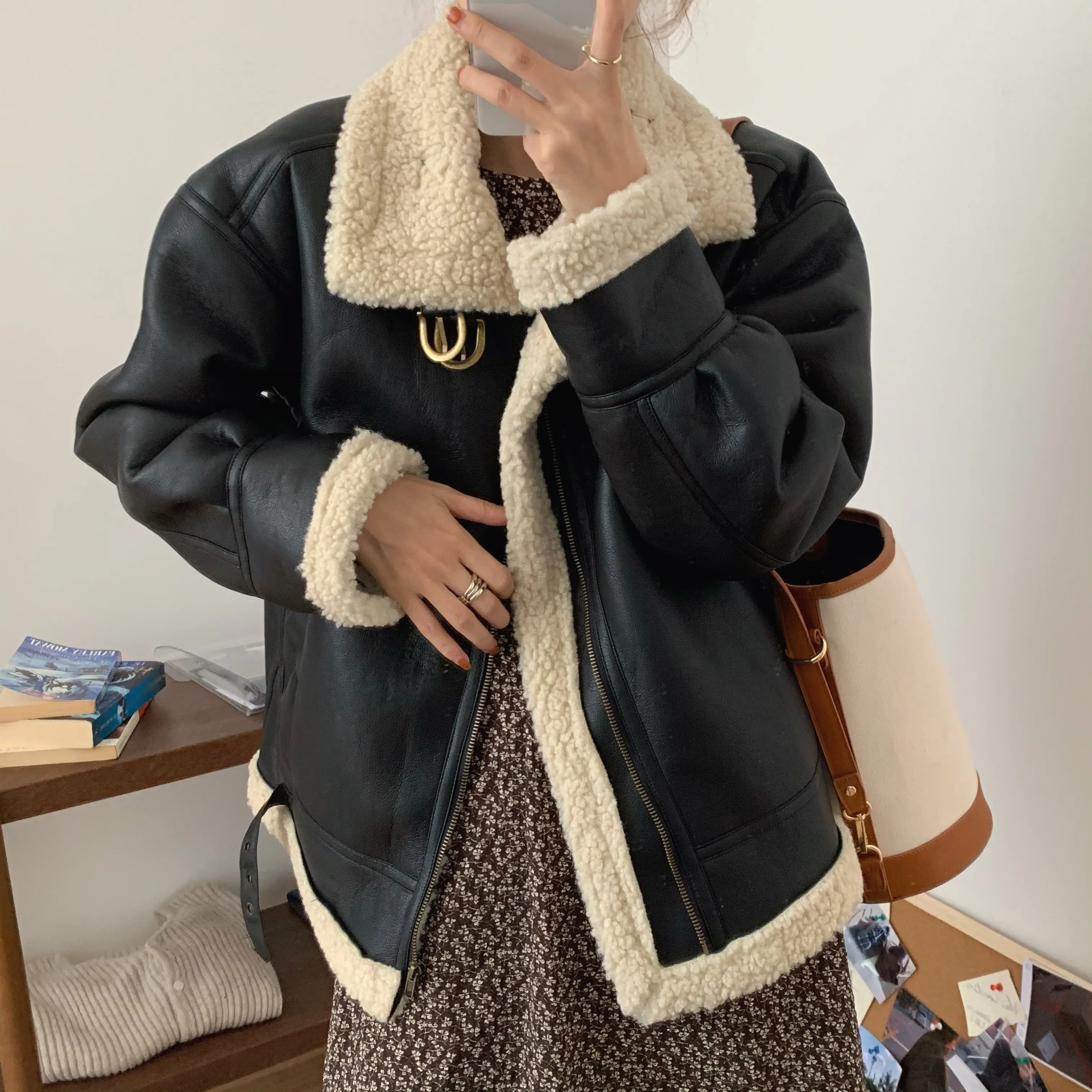

Faux Fur Jacket 2022 Winter Lamb Wool Thicken Locomotive Lapel Long Sleeve Female Coat Black Coffee Chic PU Outerwear