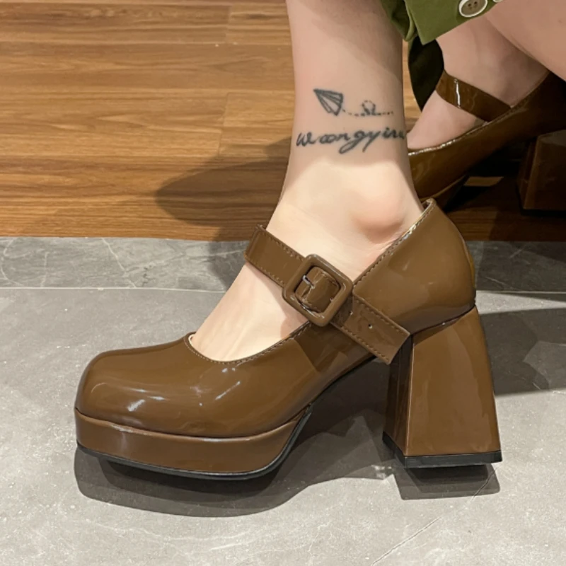 

Женские босоножки ZHUISHU на высоком каблуке 8 см, Туфли Мэри Джейн на платформе с квадратным носком, сандалии-гладиаторы из лакированной кожи с пряжкой для женщин, большие размеры 44