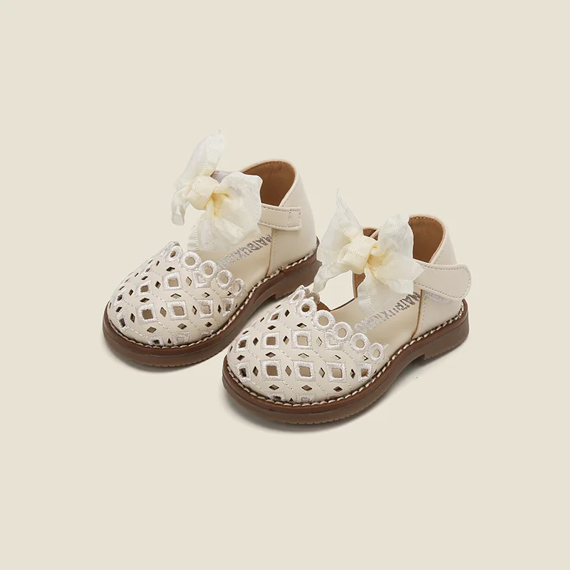 

2023 летние сандалии для маленьких девочек; Кожаная обувь для маленьких девочек; Модная обувь принцессы с закрытым носком; Обувь на плоской подошве для маленьких девочек