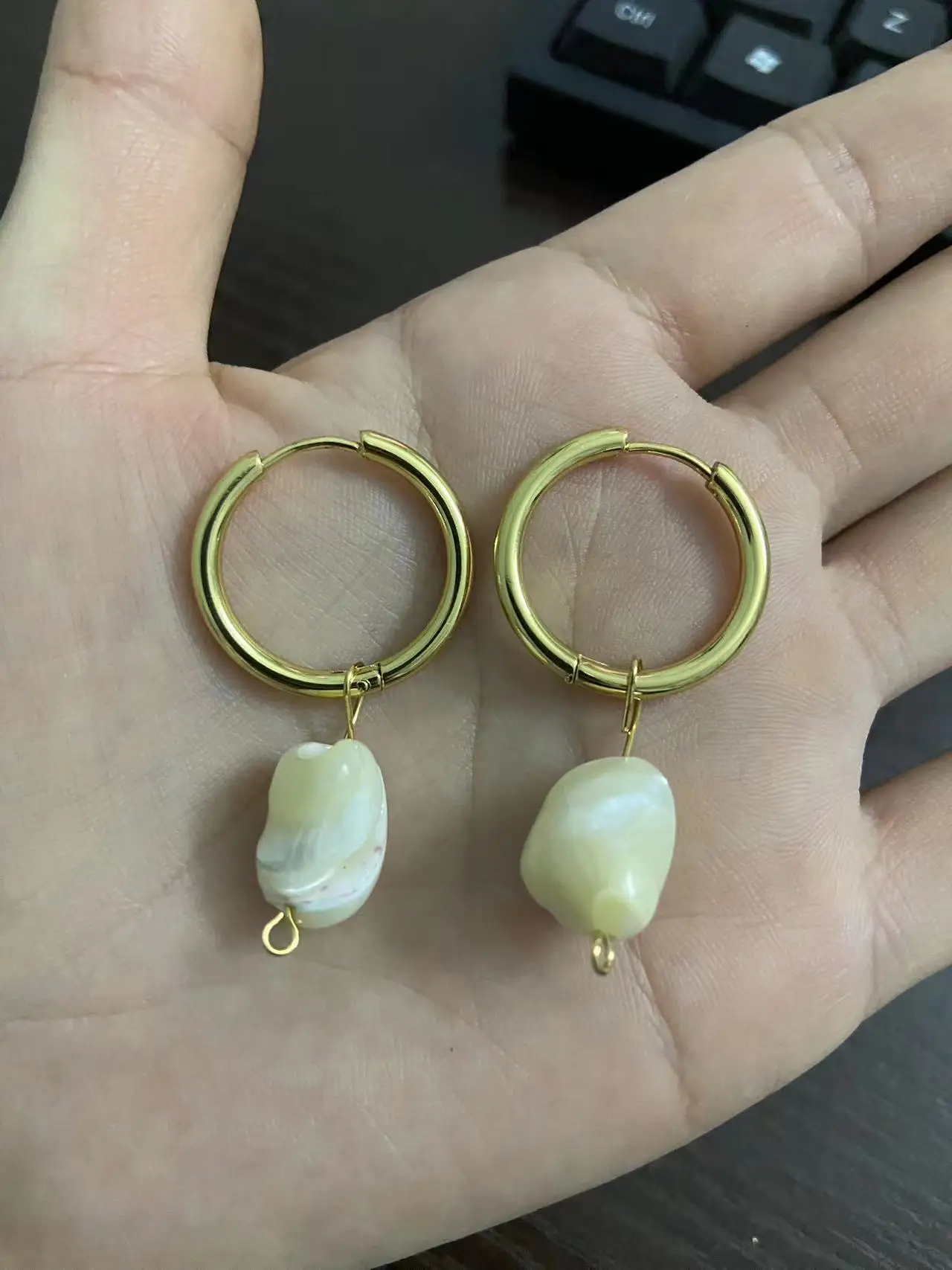 

2022 New Cute Pearl Studs Hoop Earrings for Women Gold Color Eardrop Minimalist Tiny Huggies Hoops Wedding Fashion Jewelry