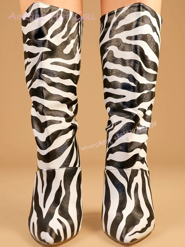 Женские кожаные сапоги до колена черные белые в полоску с острым носком на молнии