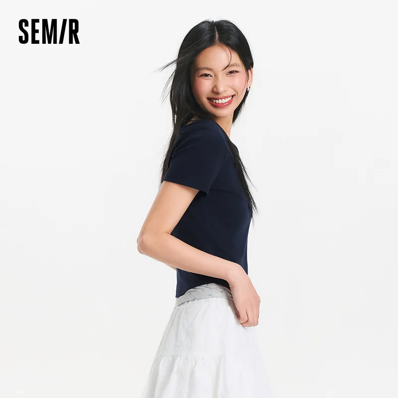 Фото Женская футболка Semir 2026: укороченная, с эффектом двухслойности, цветочным принтом, приталенная, с широким круглым вырезом, милая и стильная №4