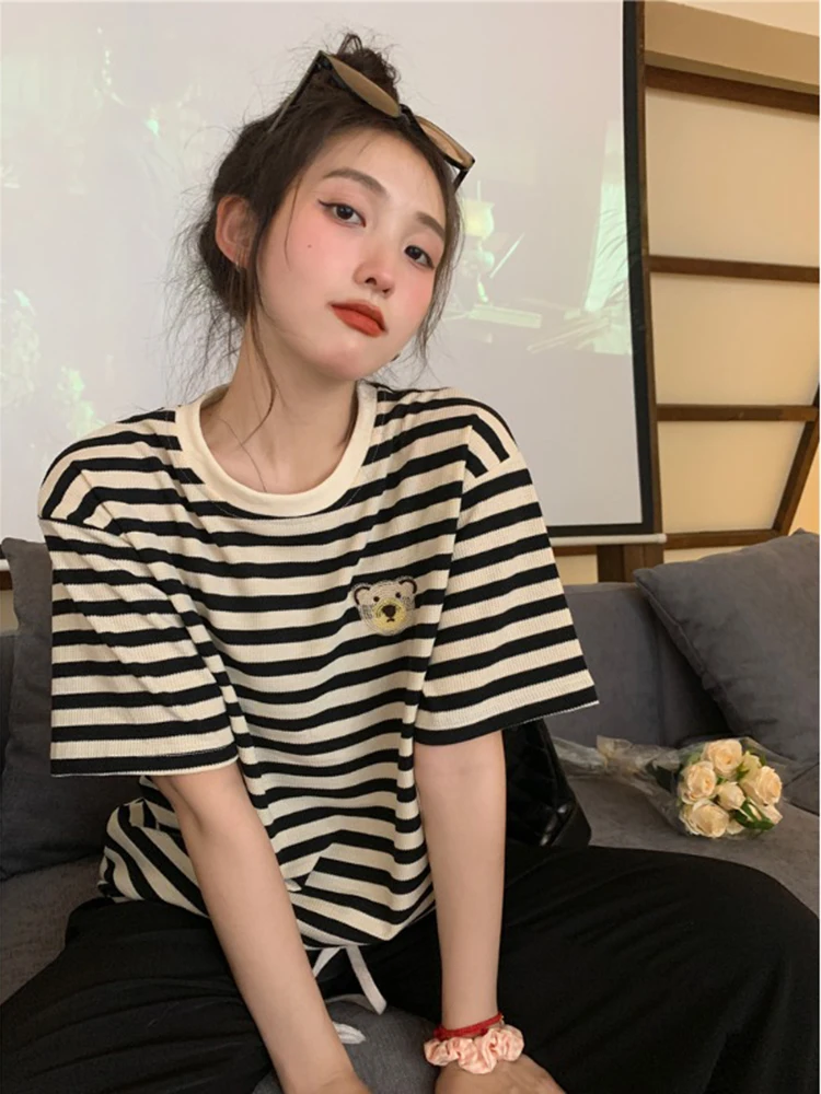 

2022 summer new striped loose short sleeved T-shirt women's design sense niche small shirt unique chic top