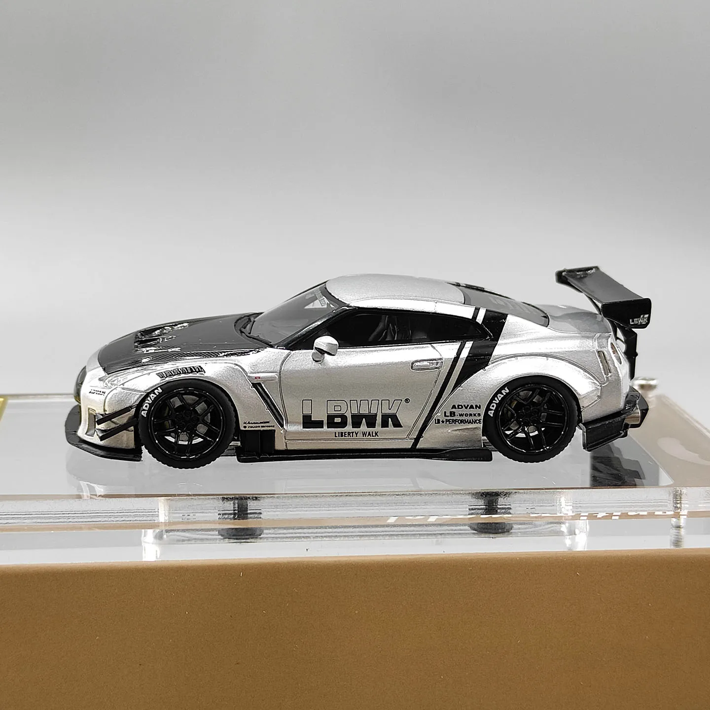 Фото Масштабная модель автомобиля IG 1:64 LB-WORKS GT-R R35 из смолы №2