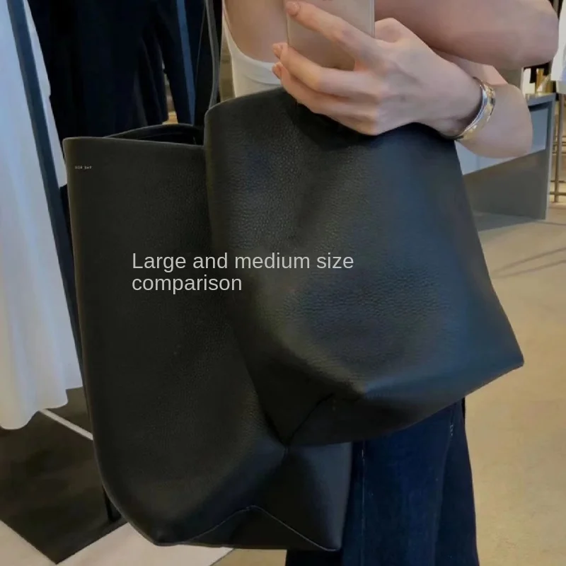 

Designer Women's Large Capacity Bucket Bag Commuter Shoulder Bag Minimalist Bag Tote Bag