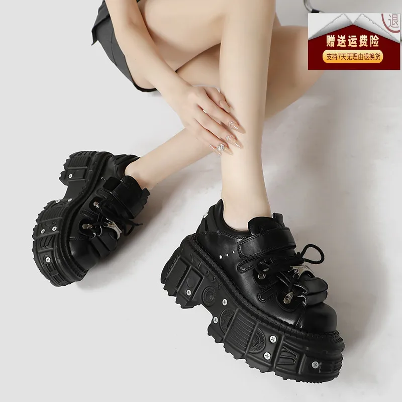 Женская обувь на платформе в готическом стиле с заклепками