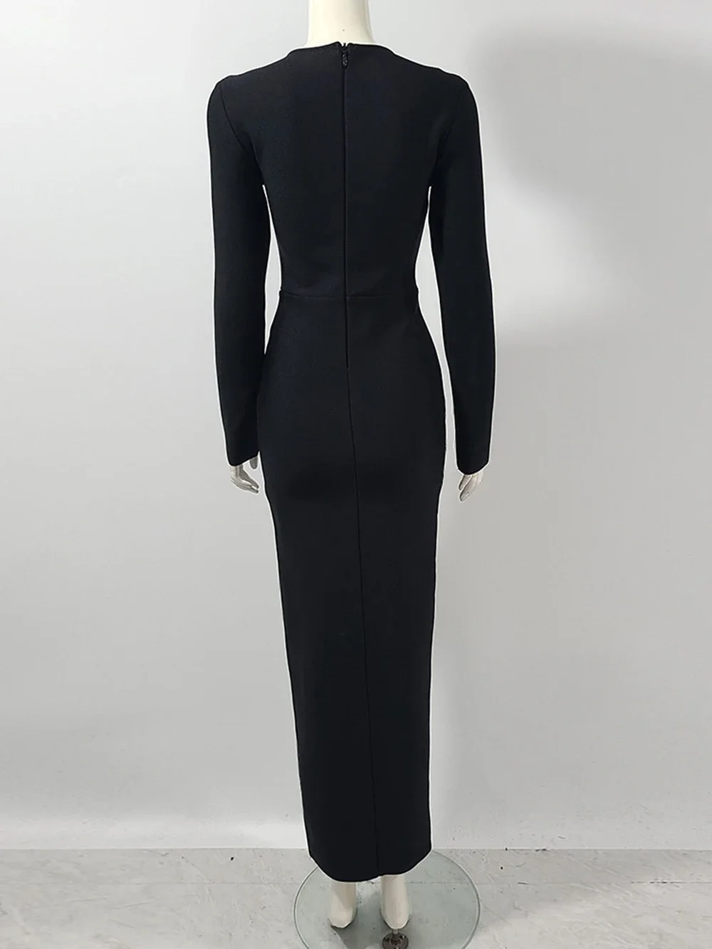 Сексуальное облегающее платье макси с металлической цепочкой и разрезом по