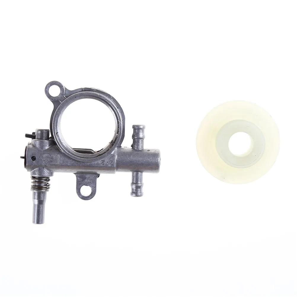 

1set 2500/3800 Chainsaw Spare Parts Chainsaw Oil Pump With Worm Drive Gear Fits Chain Saw 25CC/38CC