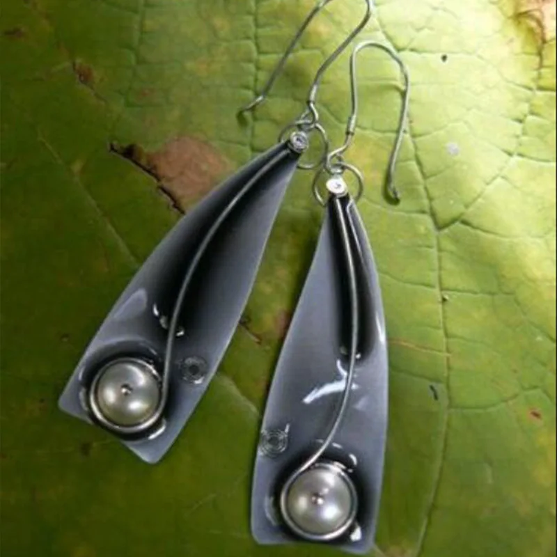 

Personality Round Inlaid Imitation Pearl Earrings Women Vintage Silver Color Metal Irregular Shape Carving Dangle Earrings