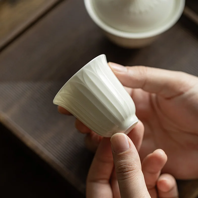 Абрикосовая белая глазурованная чайная чашка с рисунком лотоса откидной крышкой